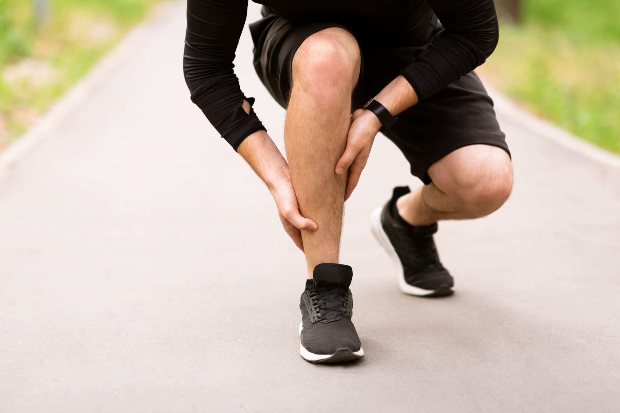calf-sport-muscle-injury-runner-with-pain-in-leg-RNLQ7YT