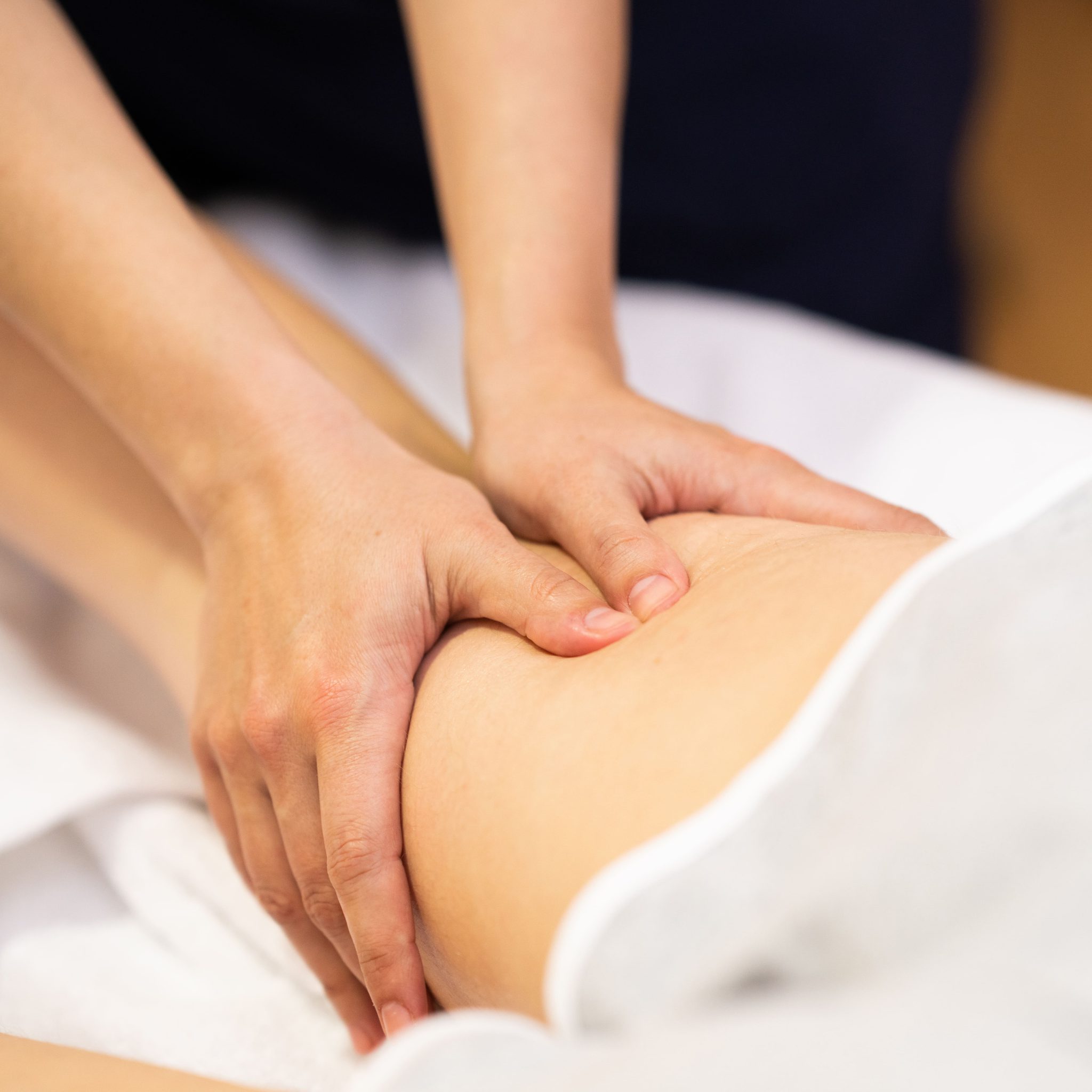 medical-massage-at-the-leg-in-a-physiotherapy-cent-H76QKD8